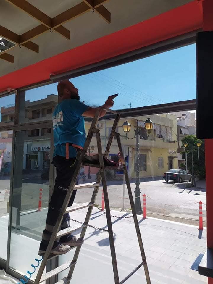 Τεχνικός τοποθετεί αντιηλιακή μεμβράνη