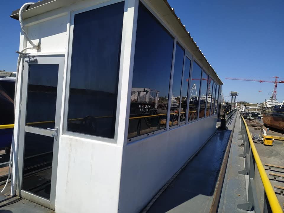  κοντινό πλάνο σε φιμέ τζάμι αυτοκινήτου