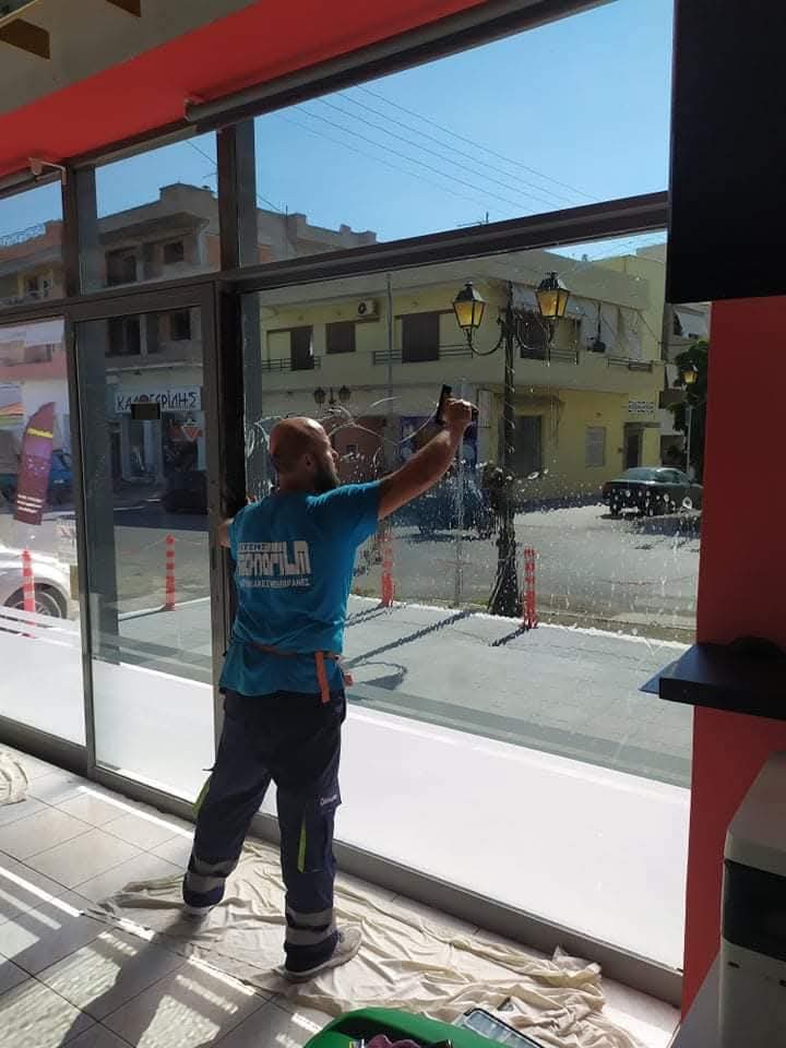 Μεμβράνη ασφαλείας σε σπασμένο τζάμι